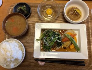 安曇川グリルのきのこのすき焼き風あんかけハンバーグ